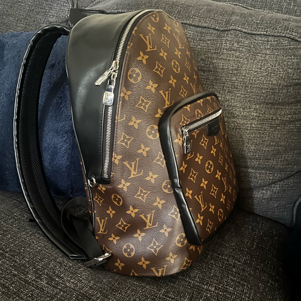 Have only used the bag for light travel maybe 3 times and don’t have a need for - Picture 2 of 5